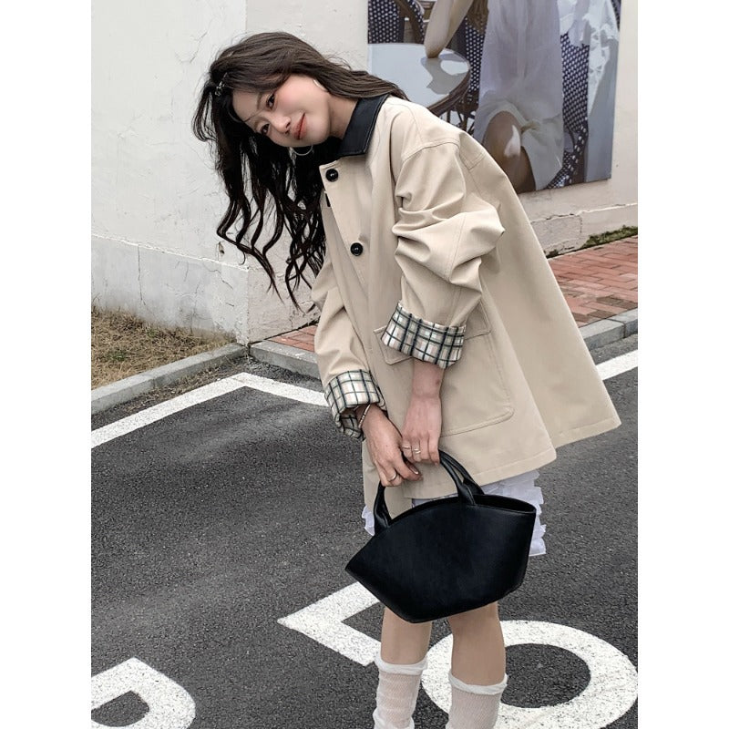 Damen Kurzer Boxy-Trench mit kontrastierendem Revers, kariertem Ärmelbesatz und aufgesetzten Pattentaschen Shop Nory
