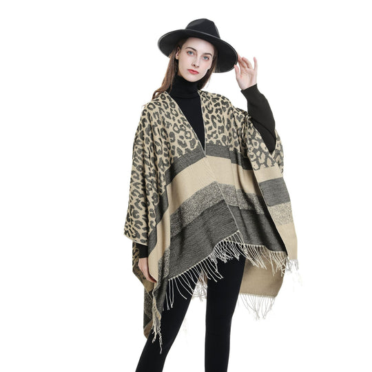 Damen Oversize-Ruana mit Leo-Jacquard, Fransen und weichem Wollmix Shop Nory