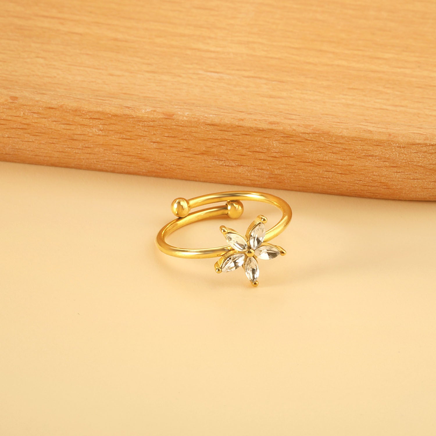 Damen Edelstahl Ring mit abnehmbarem, floralem Design und funkelnden Zirkonia Shop Nory