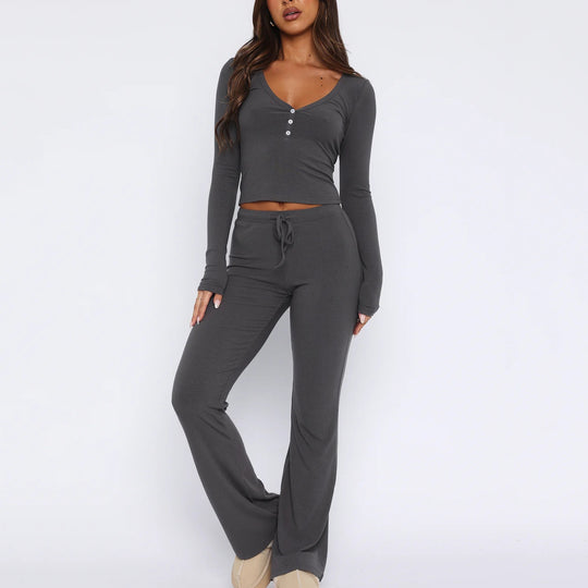Damen geripptes Lounge-Set mit Henley-Knopfleiste, kurzem V-Shirt und hochgeschnittener Schlaghose Shop Nory