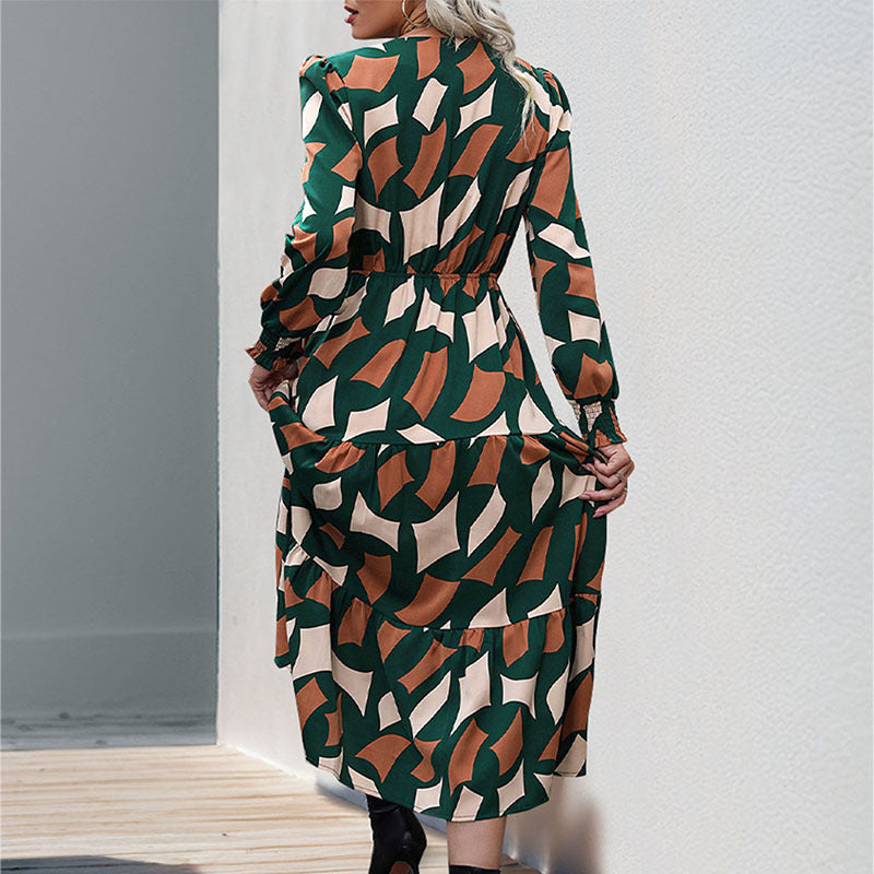 Damen Langes Stufen-Maxikleid mit grafischem Print, V-Ausschnitt, Kordelbund und gerafften Manschetten Shop Nory
