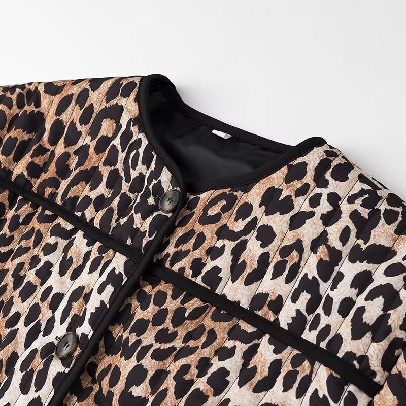 Damen Kurzjacke mit Leo‑Alloverprint, Rundhalsausschnitt und kontrastierender Paspel Shop Nory