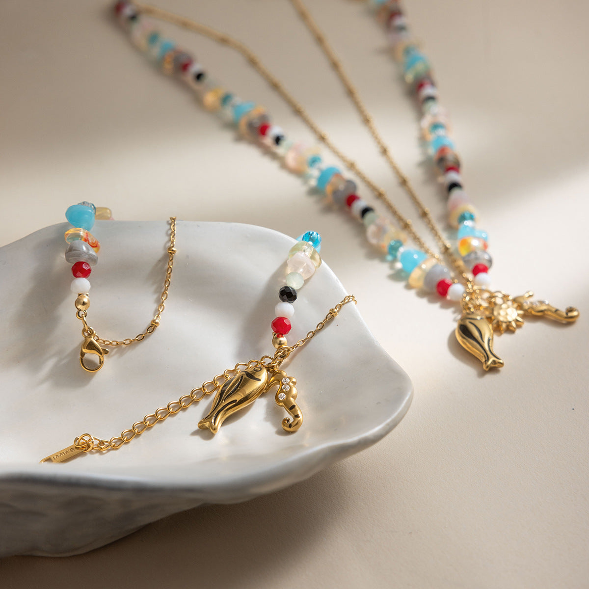 Damen Halskette mit farbenfrohen Perlen und braunem Seepferdchen-Anhänger Shop Nory