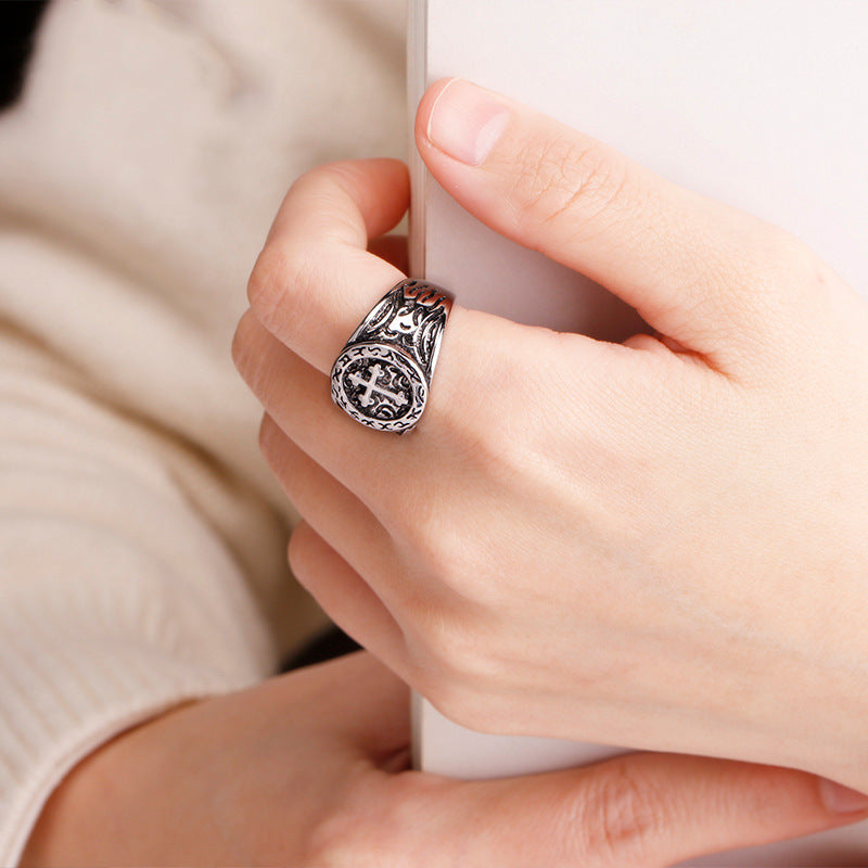 Herrenring mit kunstvollem Kreuzmotiv und einzigartiger Detailverarbeitung Shop Nory
