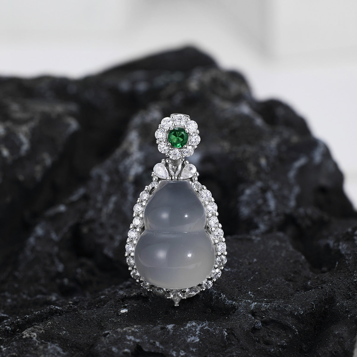 Damen Anhänger mit edlem Jade-Edelstein und funkelnden Zirkonia Shop Nory