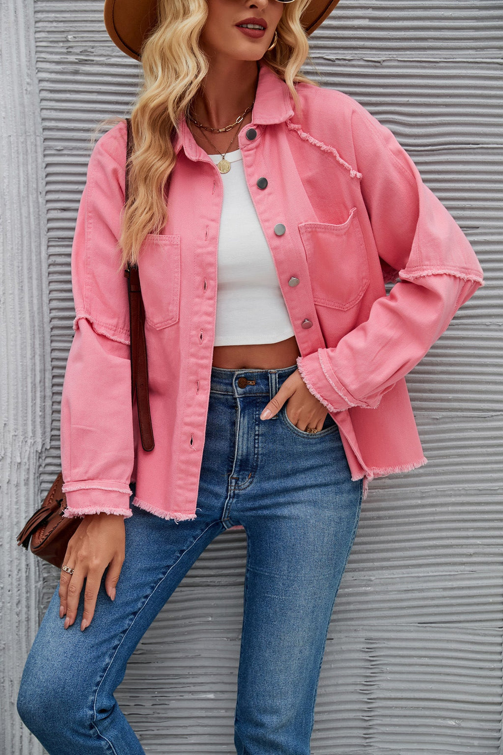 Damen Denimjacke mit lässigem Schnitt und fransigen Details