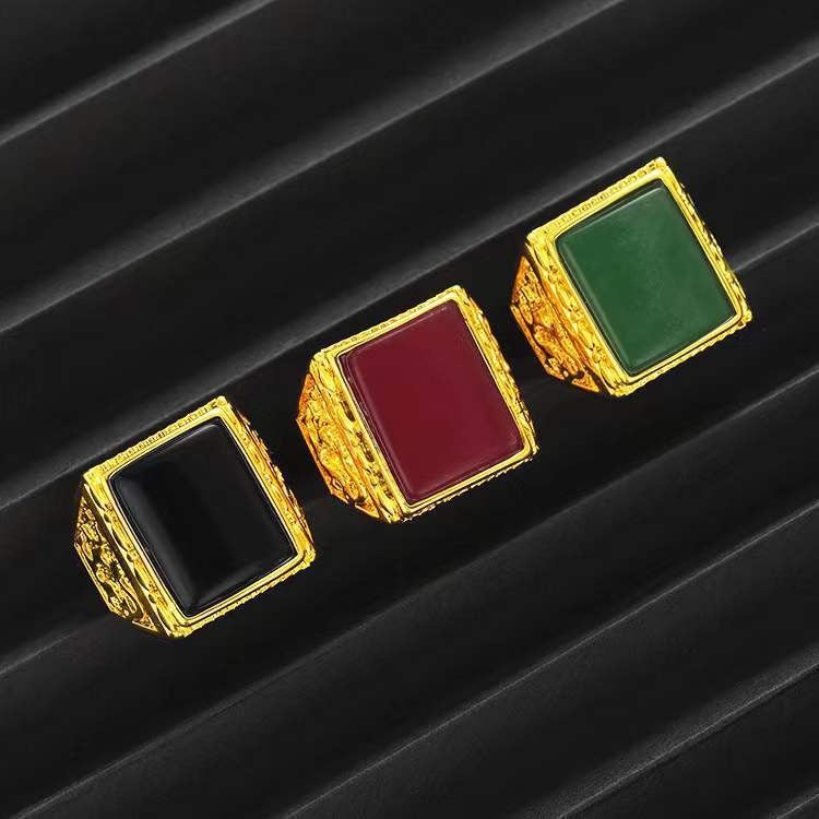 Herren Ring mit kunstvollem rotem Stein und eleganter goldfarbener Umrandung Shop Nory