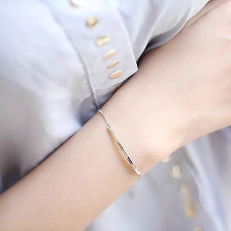 Damen Armkette mit elegantem, minimalistischen Design und feinen Edelstahl-Details Shop Nory