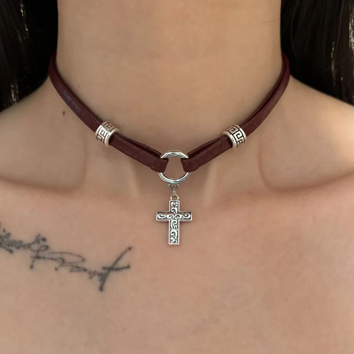 Damen Lederhalskette mit Anhänger aus hochwertigem Metall Shop Nory