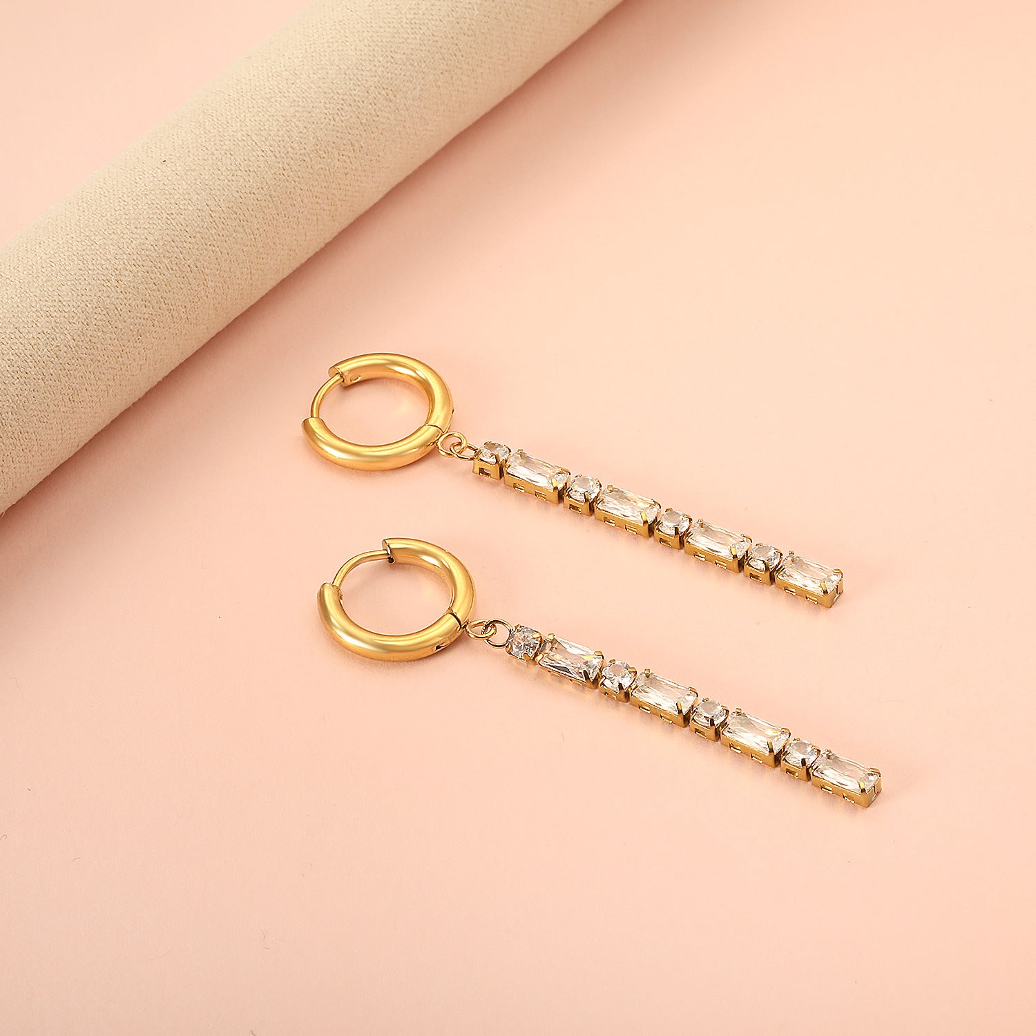 Damen Hängende Ohrstecker mit funkelnden Zirkonia-Elementen und eleganter Goldplattierung Shop Nory