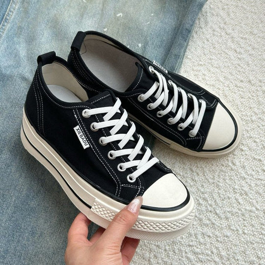 Damen modische Canvas-Sneaker mit kontrastierenden Schnürsenkeln und leichtem Sohlenprofil