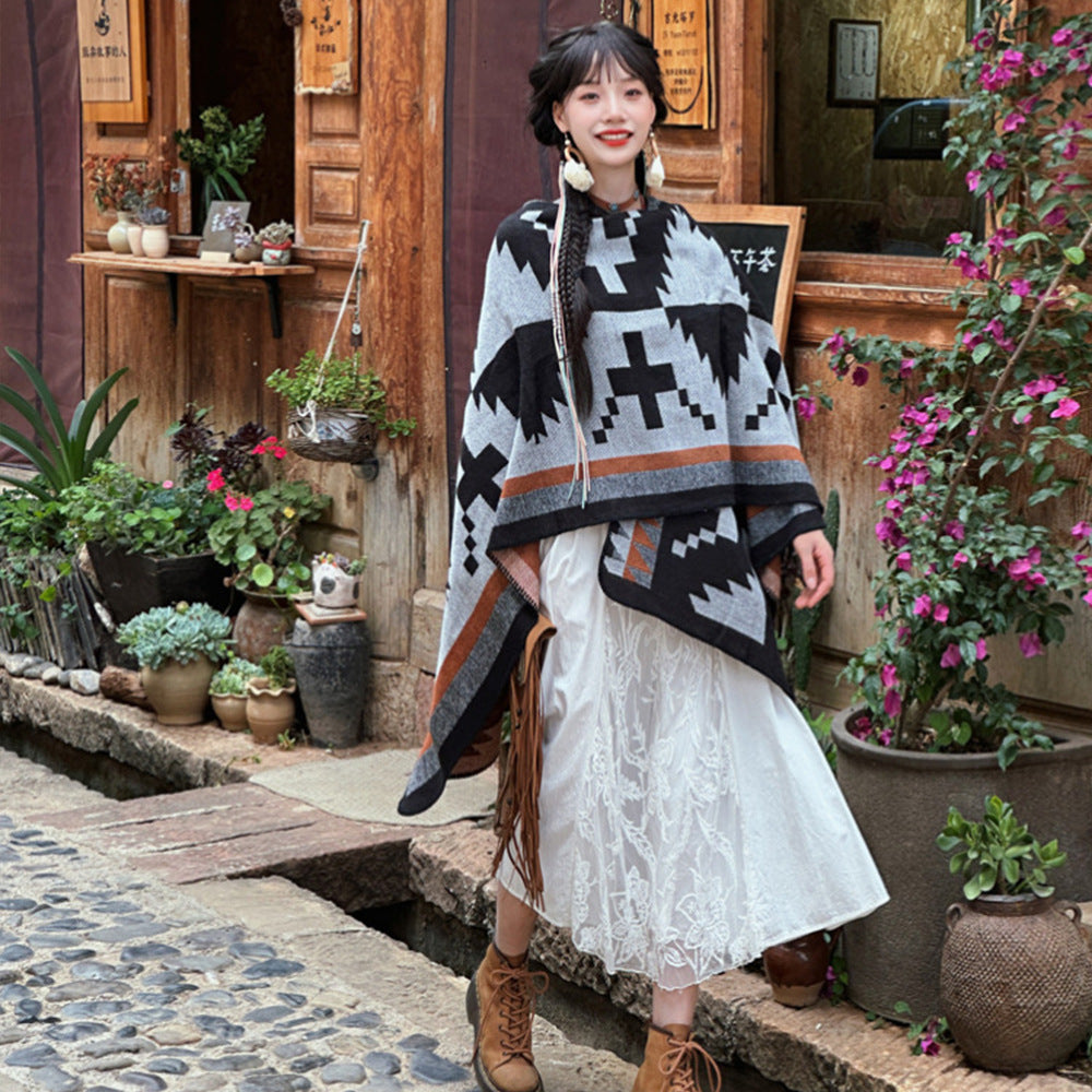Damen Oversize-Strickcape mit Azteken‑Jacquard, V‑Ausschnitt und weichfallendem Saum Shop Nory