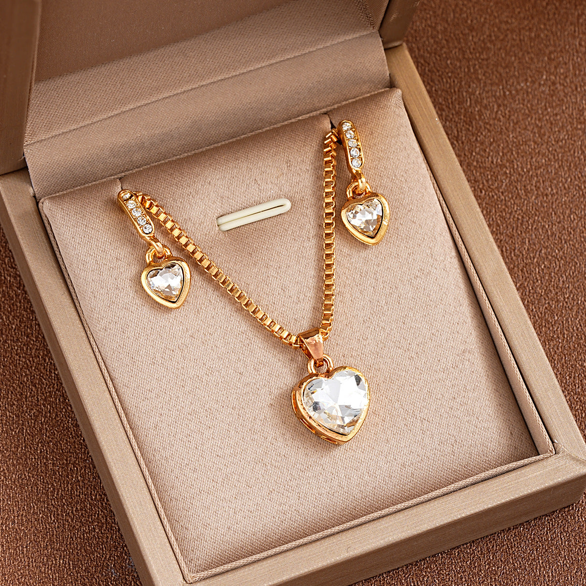 Damen Schmuckset mit funkelnden Herzanhängern und eleganten Details Shop Nory