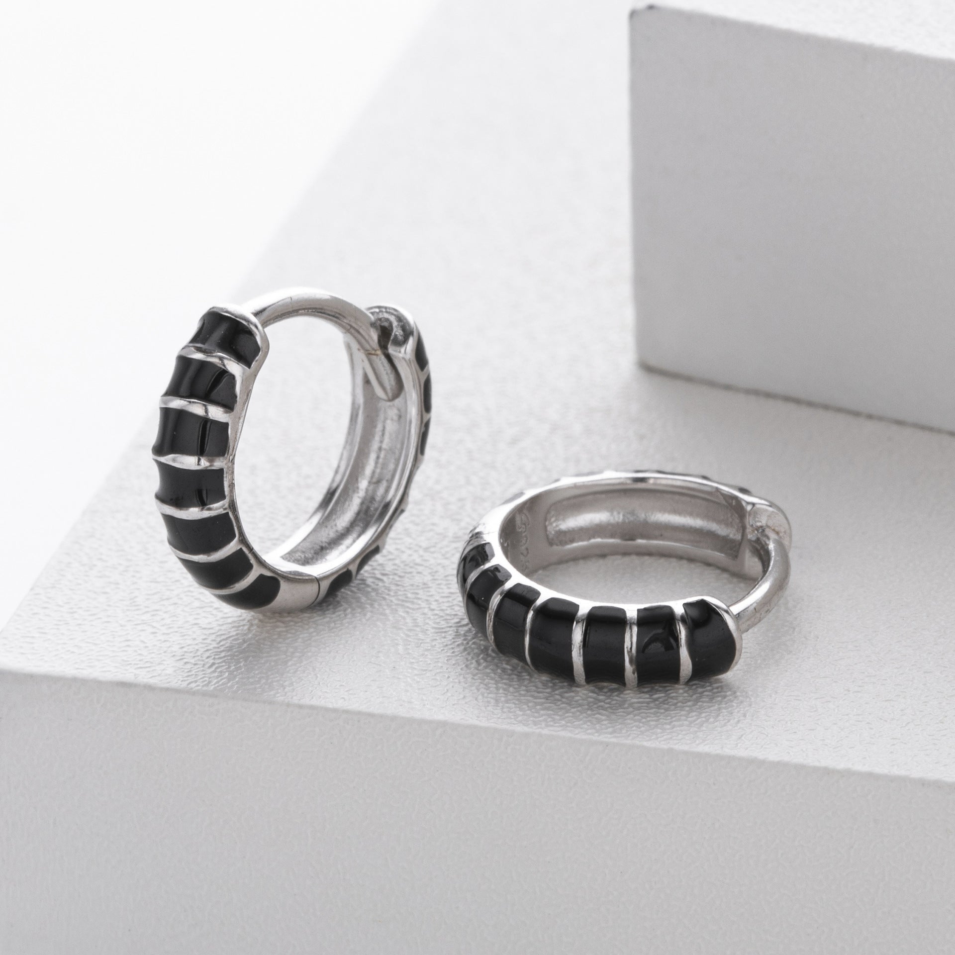 Damen Creolenohrringe mit modernem und strukturiertem Design Shop Nory