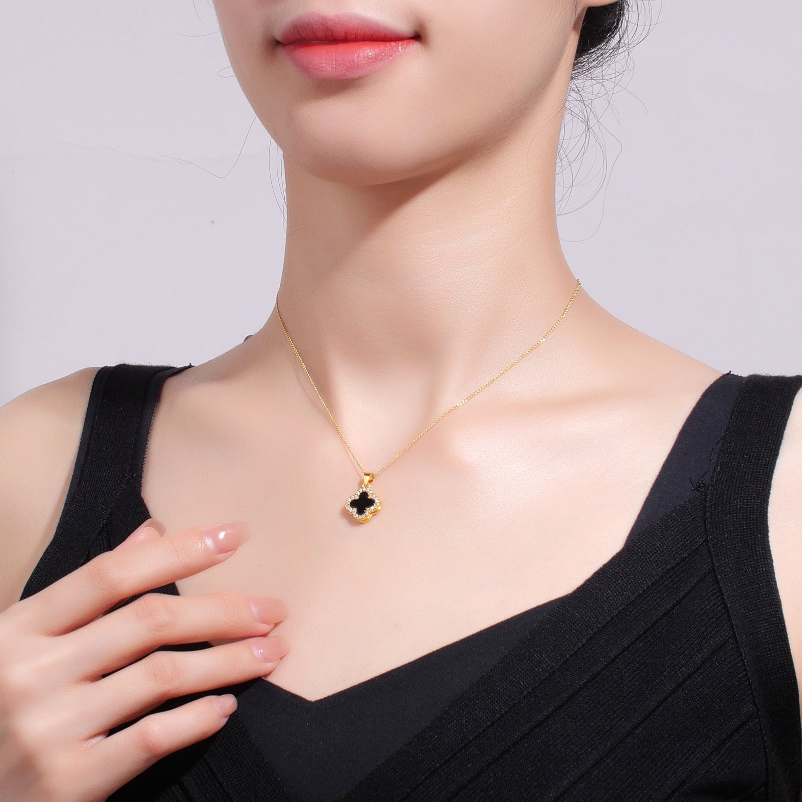 Damen Halskette mit exklusivem Anhänger aus Muschelmosaik und funkelnden Zirkonia Shop Nory