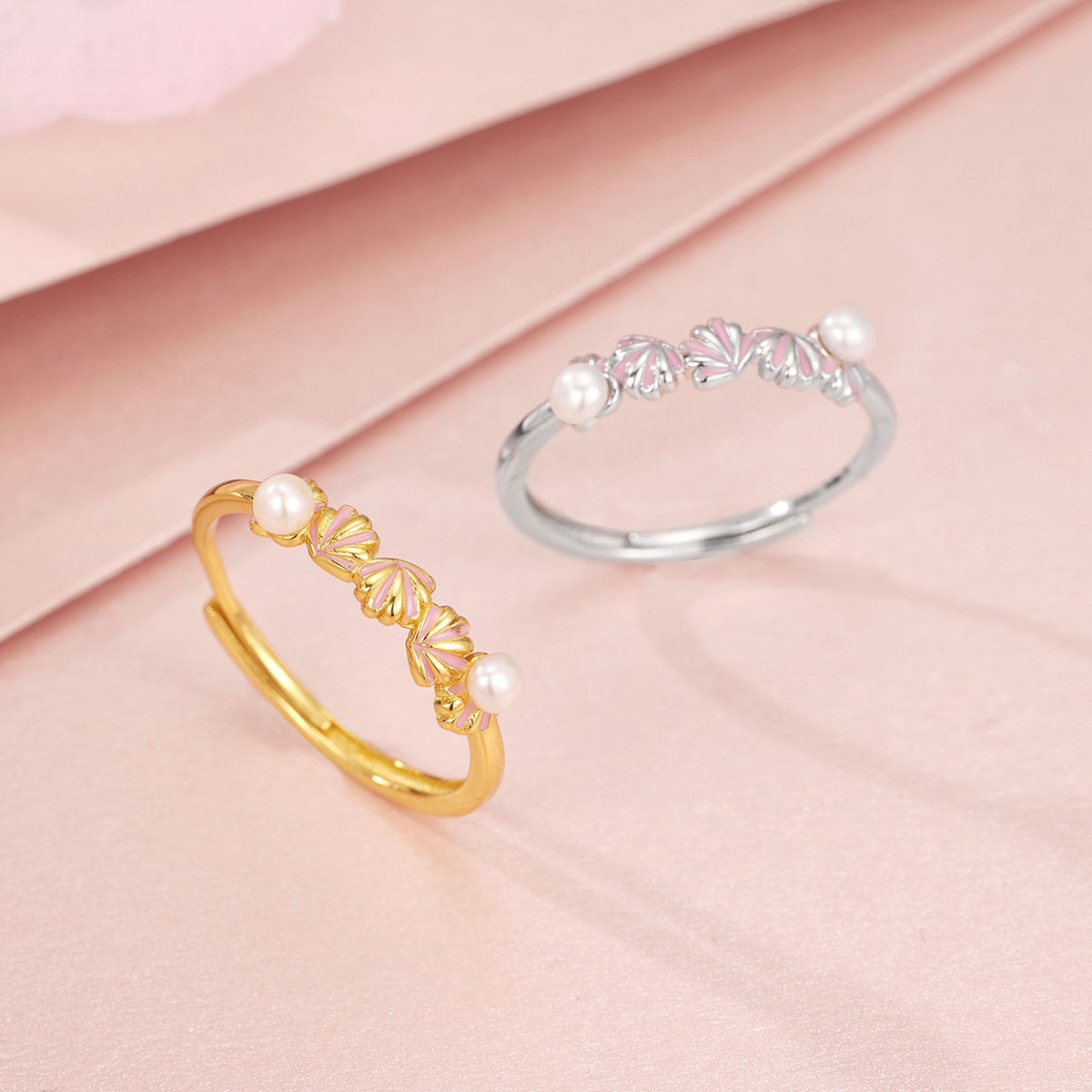 Damen Ring mit perlenschmückendem Blütenmotiv und filigraner Goldverzierung Shop Nory