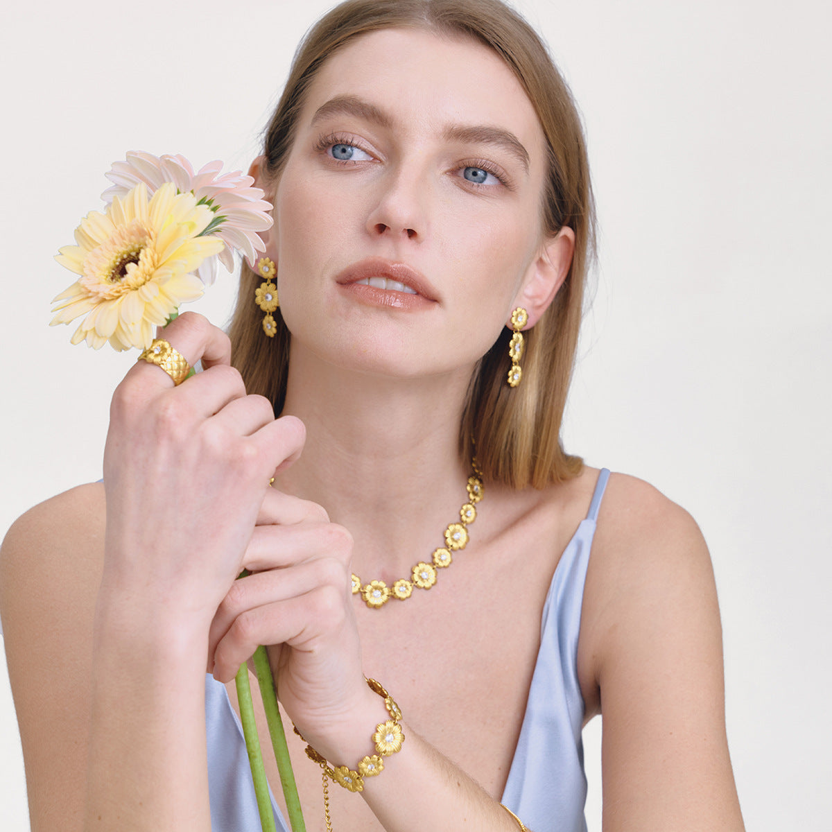 Damen Halskette mit floralem Design und funkelnden Zirkonia Shop Nory