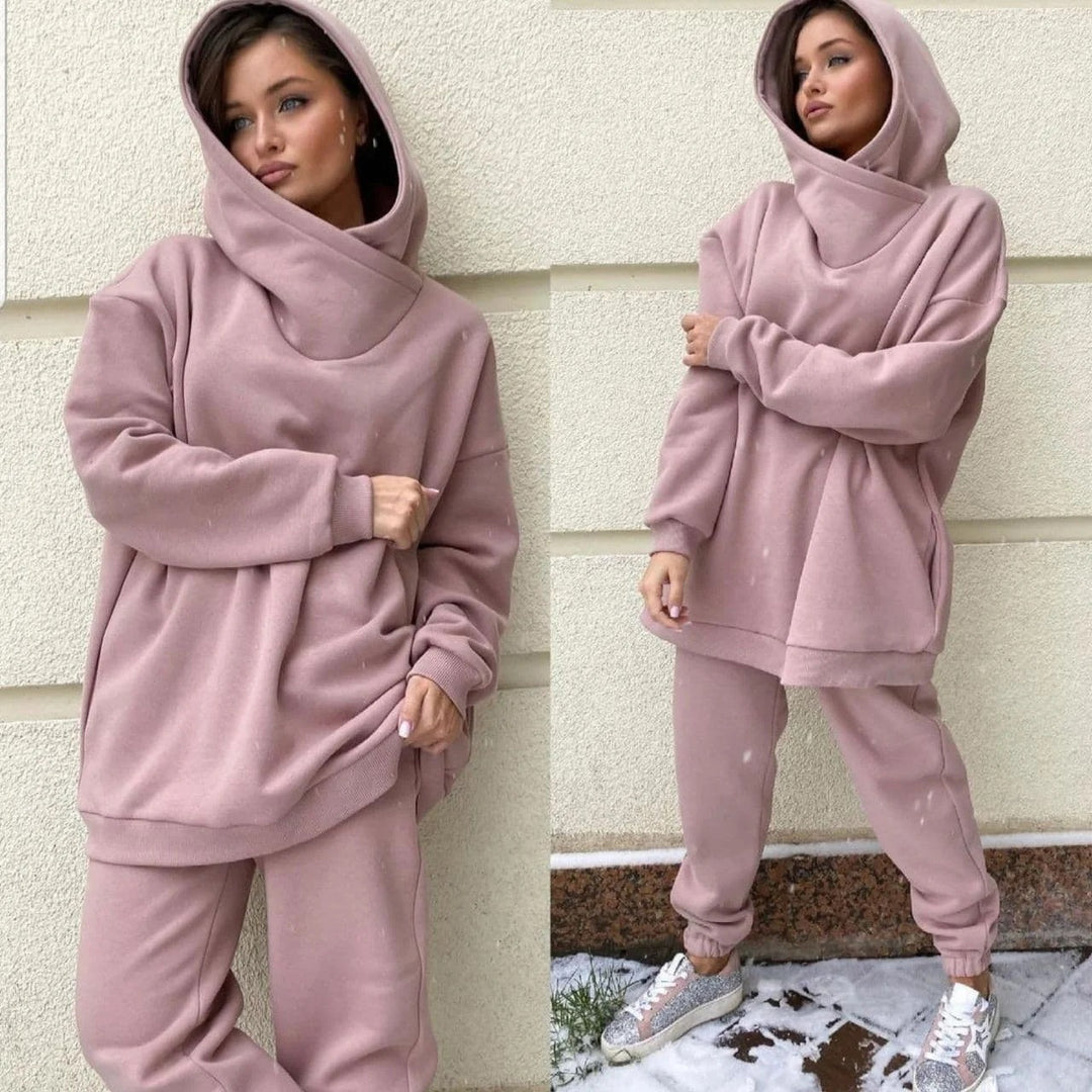 Damen Oversize-Fleece-Set mit voluminöser Schlauchkapuze, geschwungenem Schalkragen und komfortabler Joggerhose Shop Nory