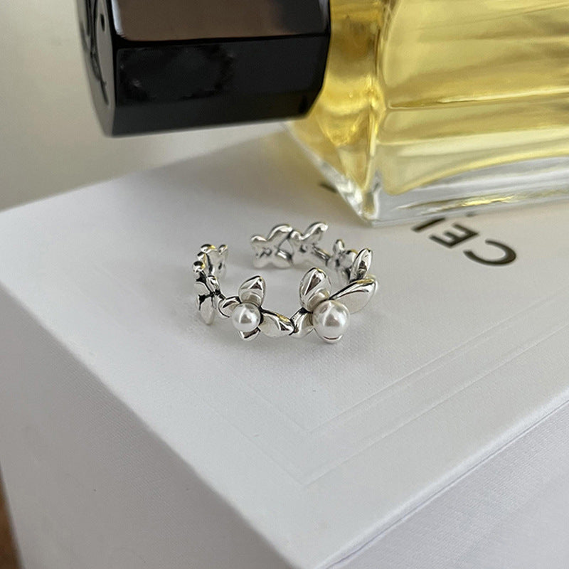 Damenring mit floralem Design und zarten Perlen-Details Shop Nory
