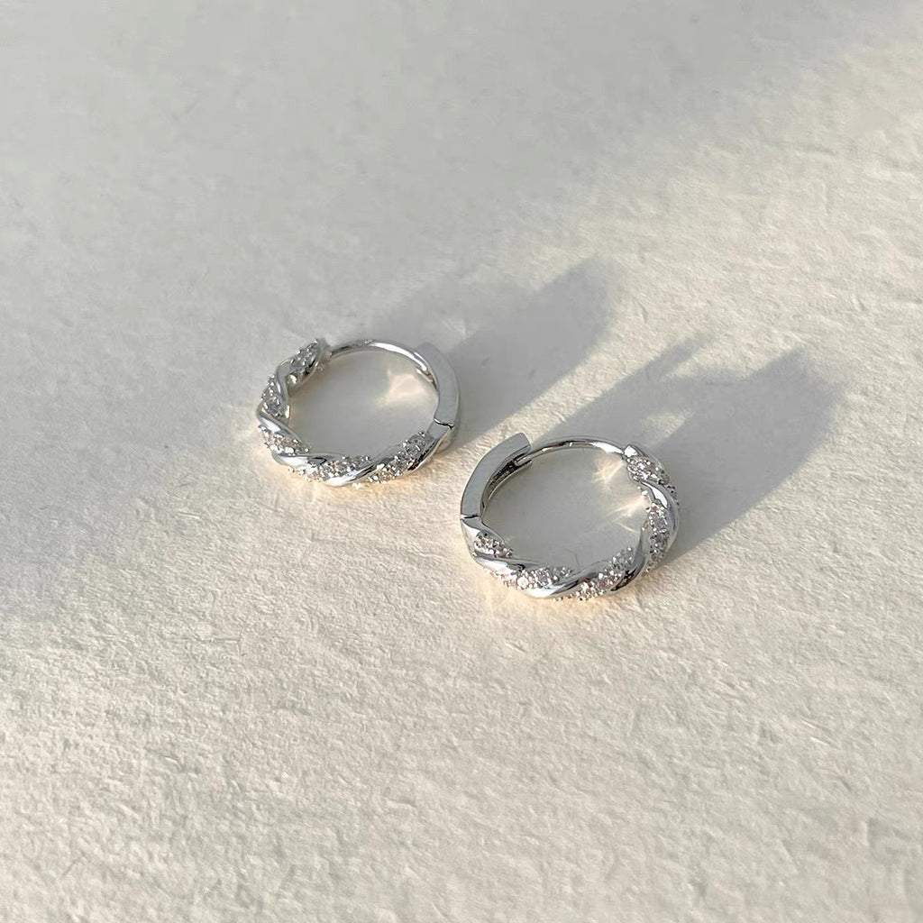 Damen Ohrstecker mit kunstvollem Zickzackdesign und funkelnden Zirkonia Shop Nory
