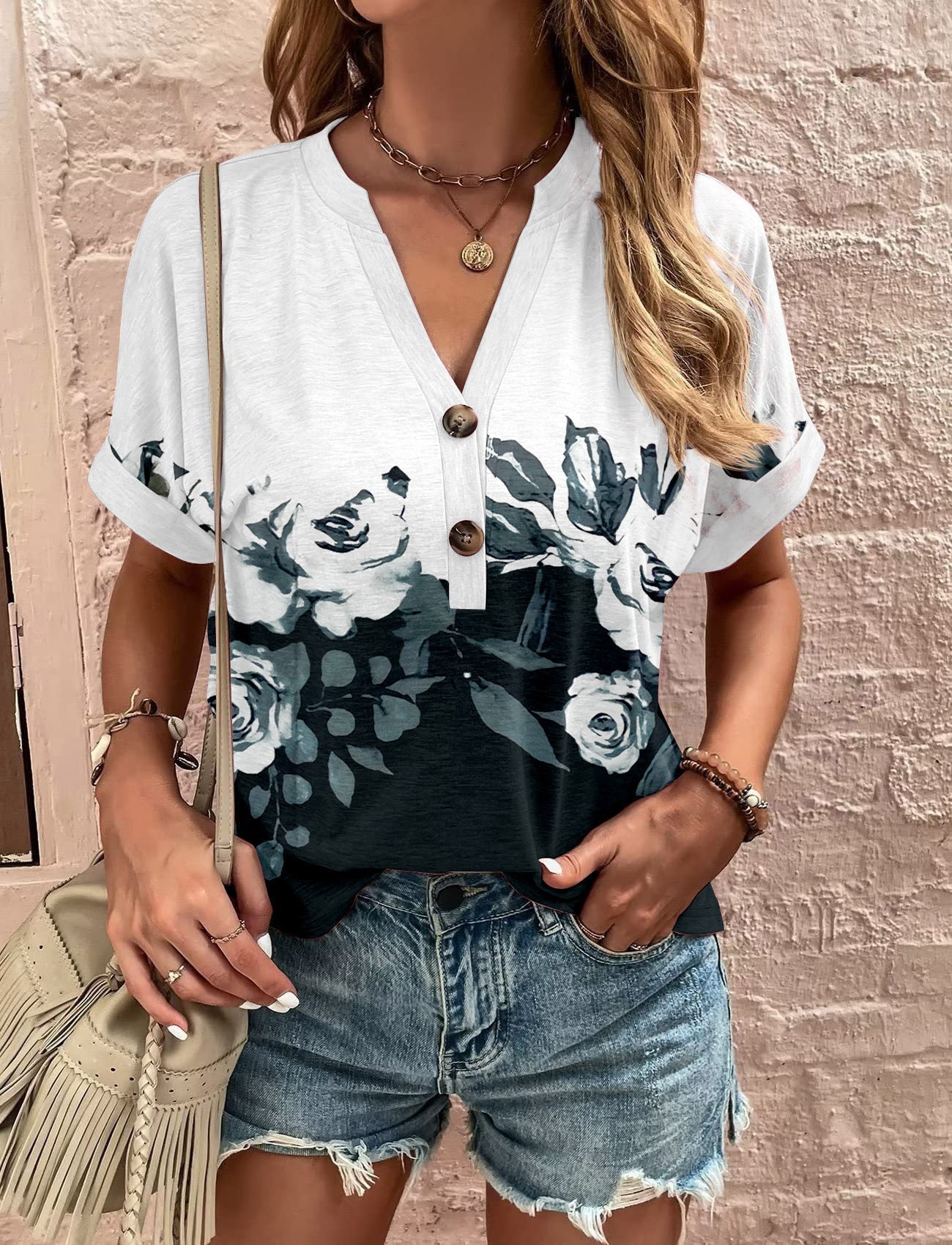 Damen Lässiges Kurzärmliges Blusenshirt mit Verspieltem Paisleymuster und Modernen Knopfdetails Shopnory