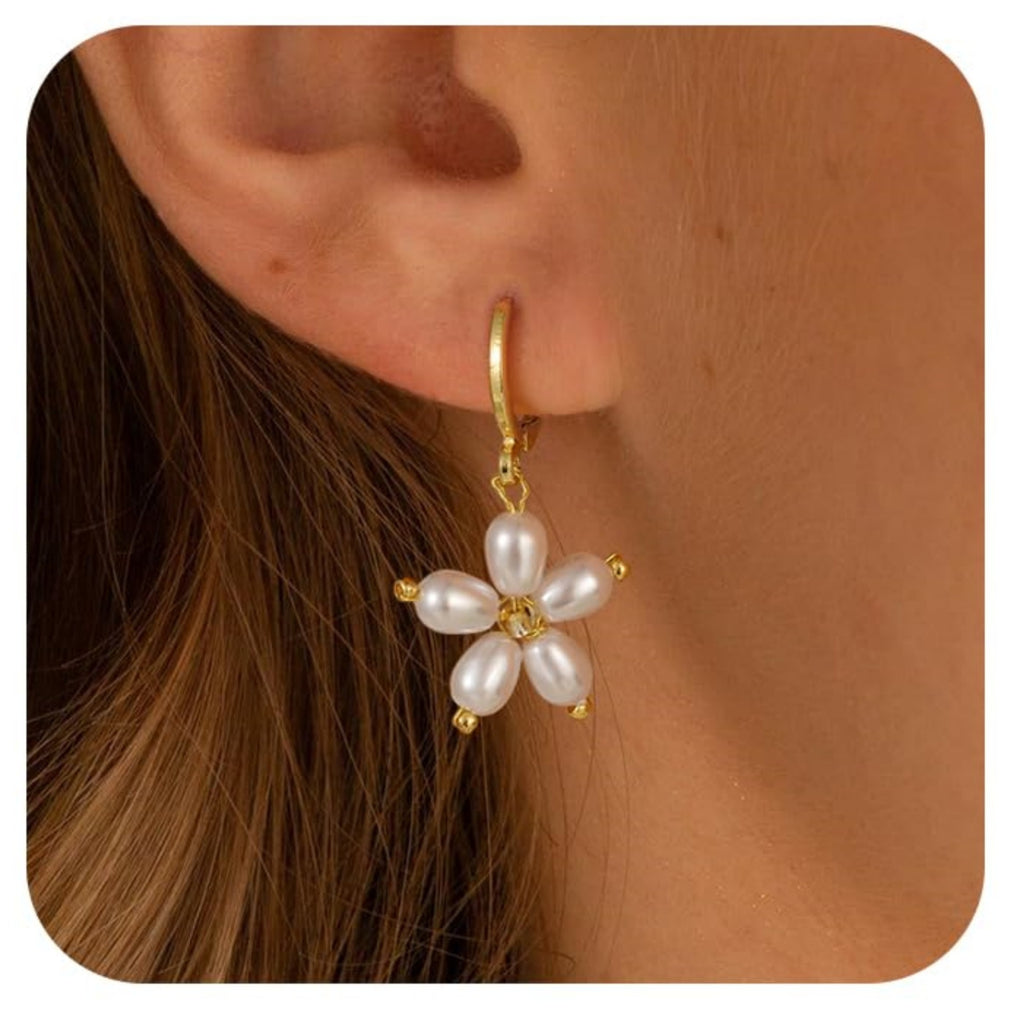 Damen Ohrhänger mit blütenförmigem Design und zarten Perlen Shop Nory
