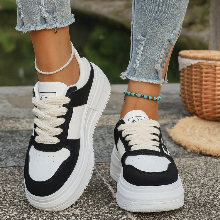 Damen Plateau-Sneaker mit dekorativen Applikationen und dämpfender Sohle