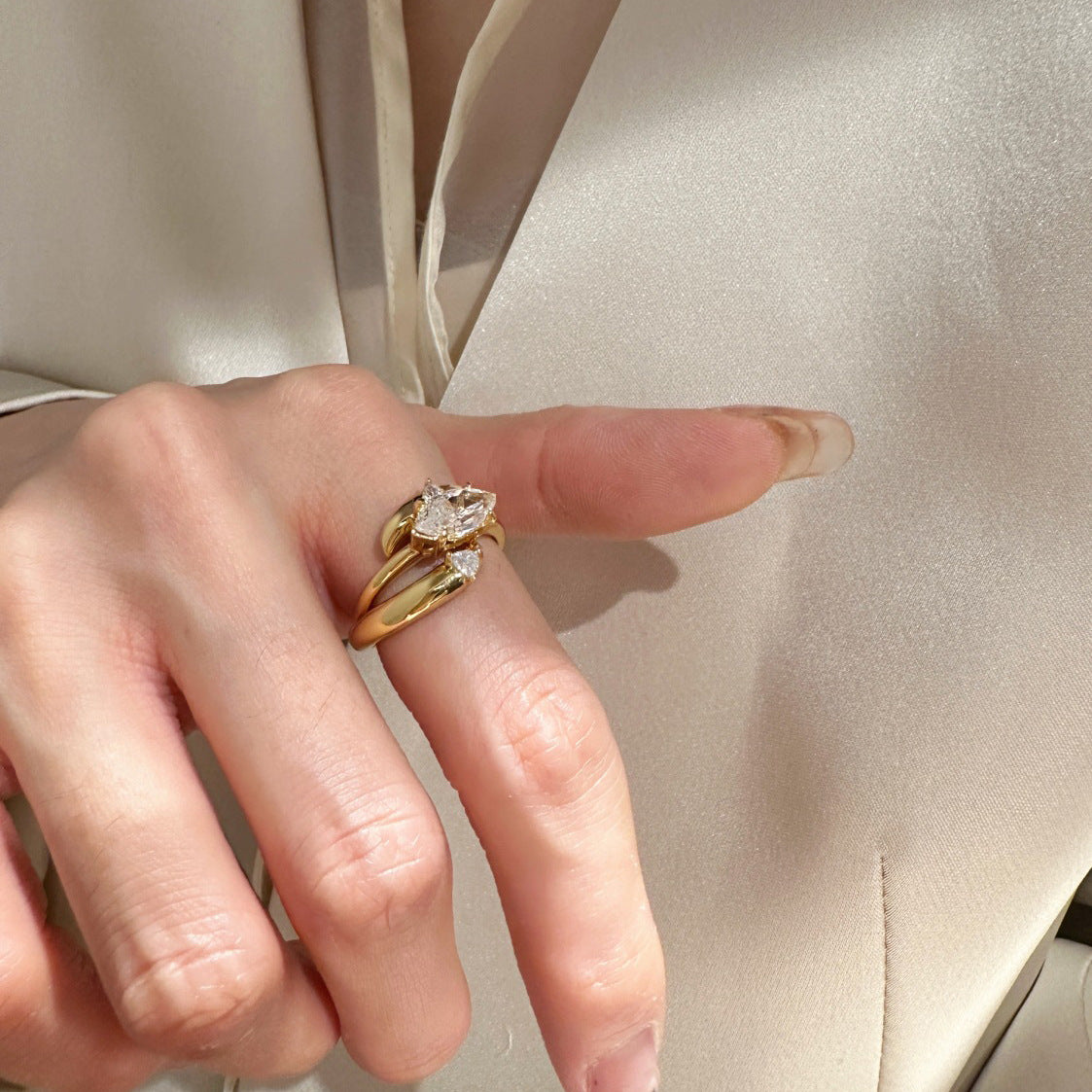 Damen Zierlicher Ring mit ovalem, funkelndem Edelstein und filigraner Goldfassung Shop Nory