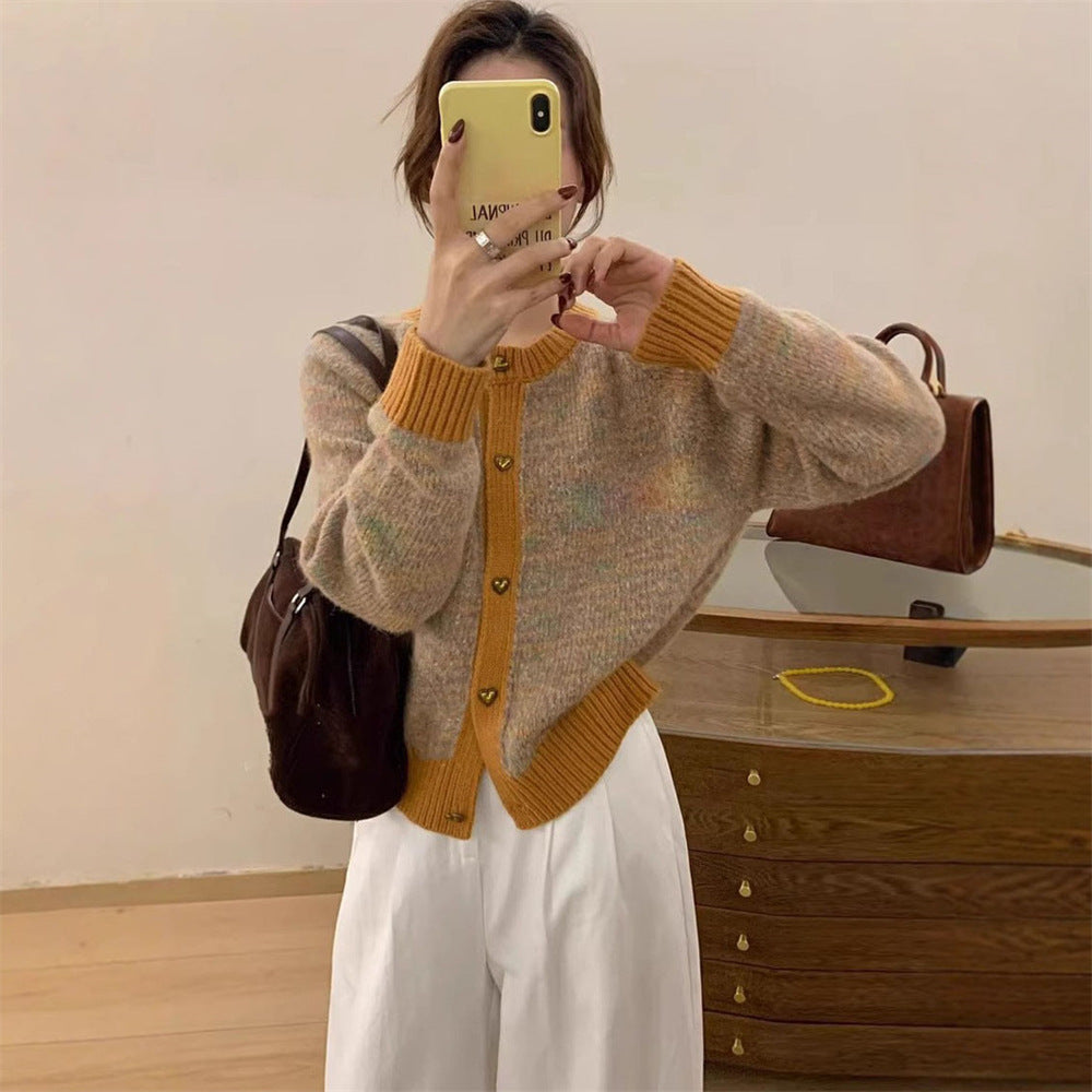 Damen kuschelige Strickjacke mit Herzknöpfen und kontrastierenden Rippdetails