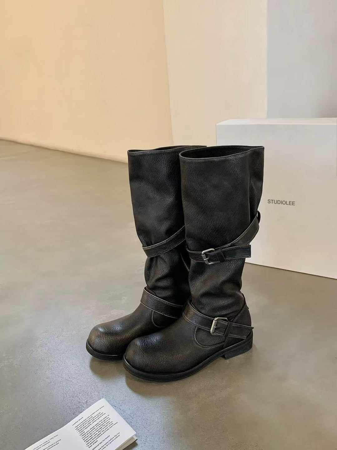 Damen modische kniehohe Stiefel mit dekorativen Riemen und robustem Blockabsatz Shopnory