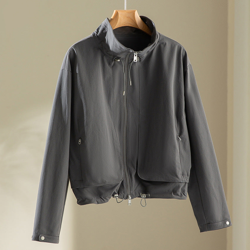 Damen Leichte Kurzjacke mit hohem Kragen, Tunnelzug und aufgesetzten Taschen Shop Nory