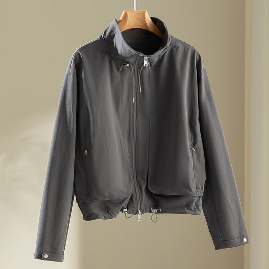 Damen Leichte Kurzjacke mit hohem Kragen, Tunnelzug und aufgesetzten Taschen Shop Nory
