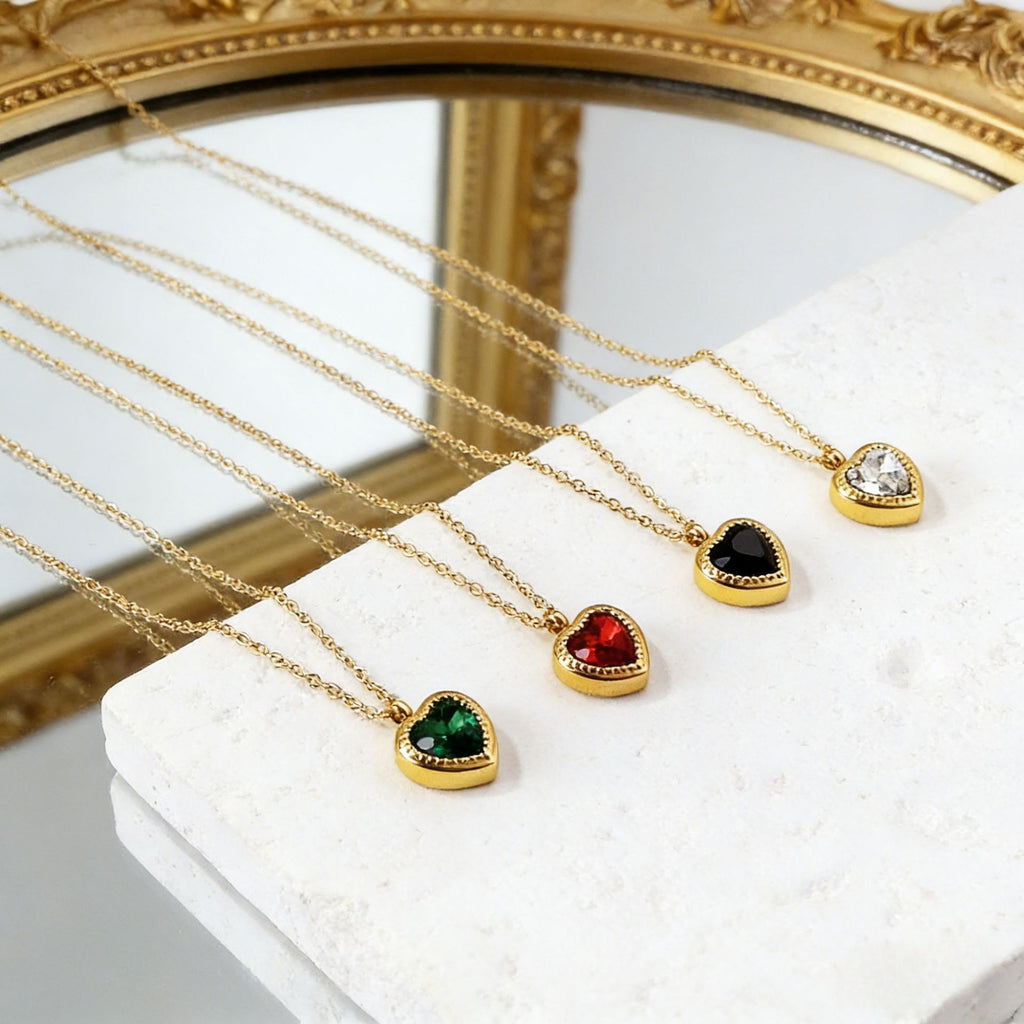Damen Halskette mit herzförmigem Anhänger aus goldplattiertem Edelstahl und funkelndem Zirkonia Shop Nory