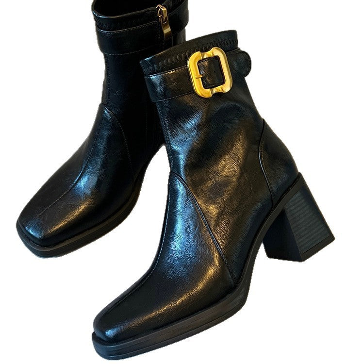 Damen knöchelhohe Glattleder‑Stiefelette mit markantem Blockabsatz, Plateau‑Sohle, seitlichem Reißverschluss und dekorativem Gurt Shop Nory