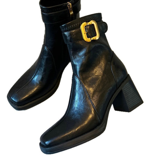 Damen knöchelhohe Glattleder‑Stiefelette mit markantem Blockabsatz, Plateau‑Sohle, seitlichem Reißverschluss und dekorativem Gurt Shop Nory