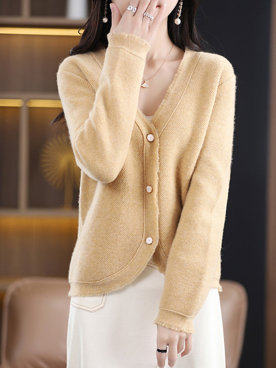 Damen Kurzgeschnittener V‑Ausschnitt‑Cardigan mit feinem Flor und Perlmuttknöpfen Shop Nory