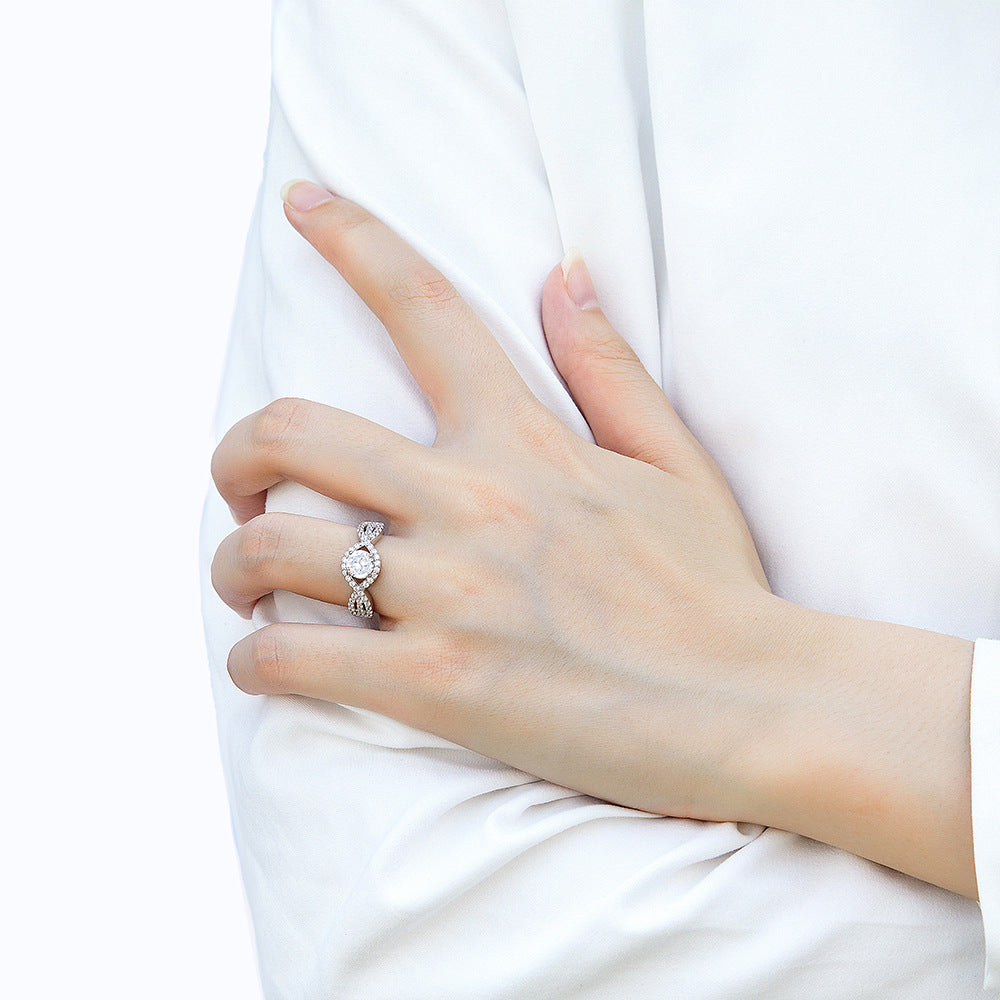 Damen eleganter Verlobungsring mit kunstvollem Design und funkelnden Zirkonia Shop Nory