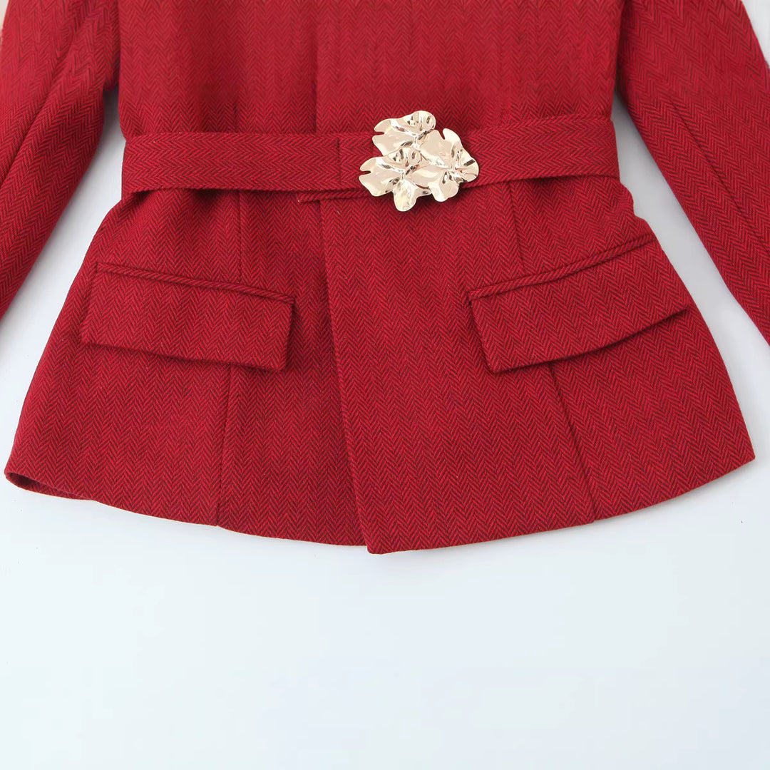 Damen Taillierte Kurzjacke mit Wickelkragen und goldener Zierschließe Shop Nory