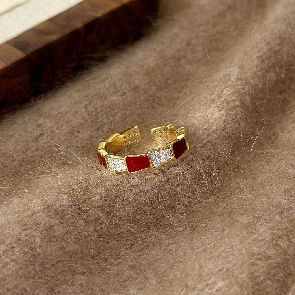 Damenring mit glitzerndem Zirkonia und rotem Akzent Shop Nory