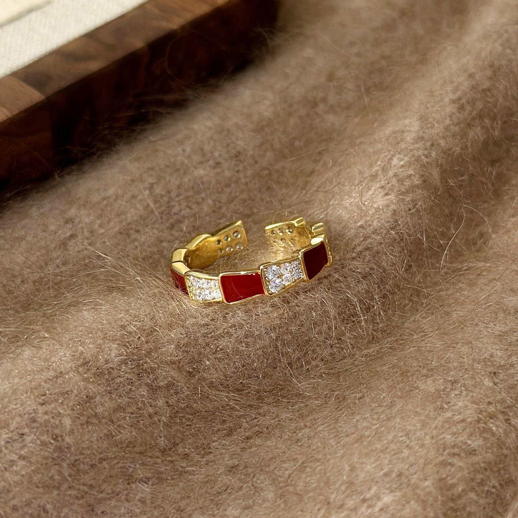 Damenring mit glitzerndem Zirkonia und rotem Akzent Shop Nory