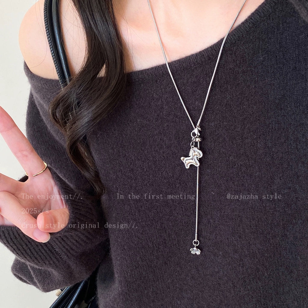 Damen Halskette mit funkelndem Einhorn-Anhänger und süßem Blumenmotiv Shop Nory