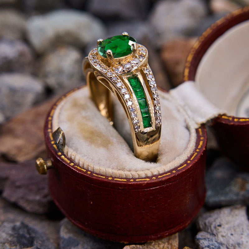 Damenring mit elegantem Smaragd und funkelnden Zirkoniasteinen Shop Nory