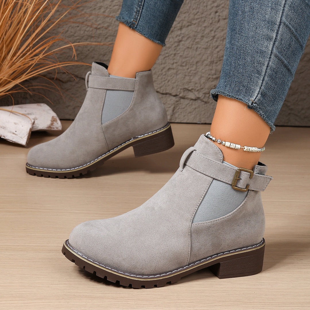 Damen Stiefelette mit Velours-Optik, elastischem Einsatz und Schnallenriemen Shop Nory