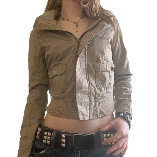 Damen nan kurze Utility-Blousonjacke mit hohem Stehkragen, Pattentaschen und elastischem Bund Shop Nory