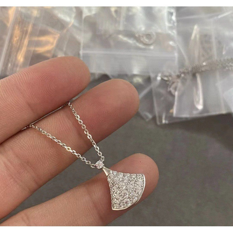 Damen Halskette mit eleganten Fächeranhänger und funkelnden Kristallelementen Shop Nory