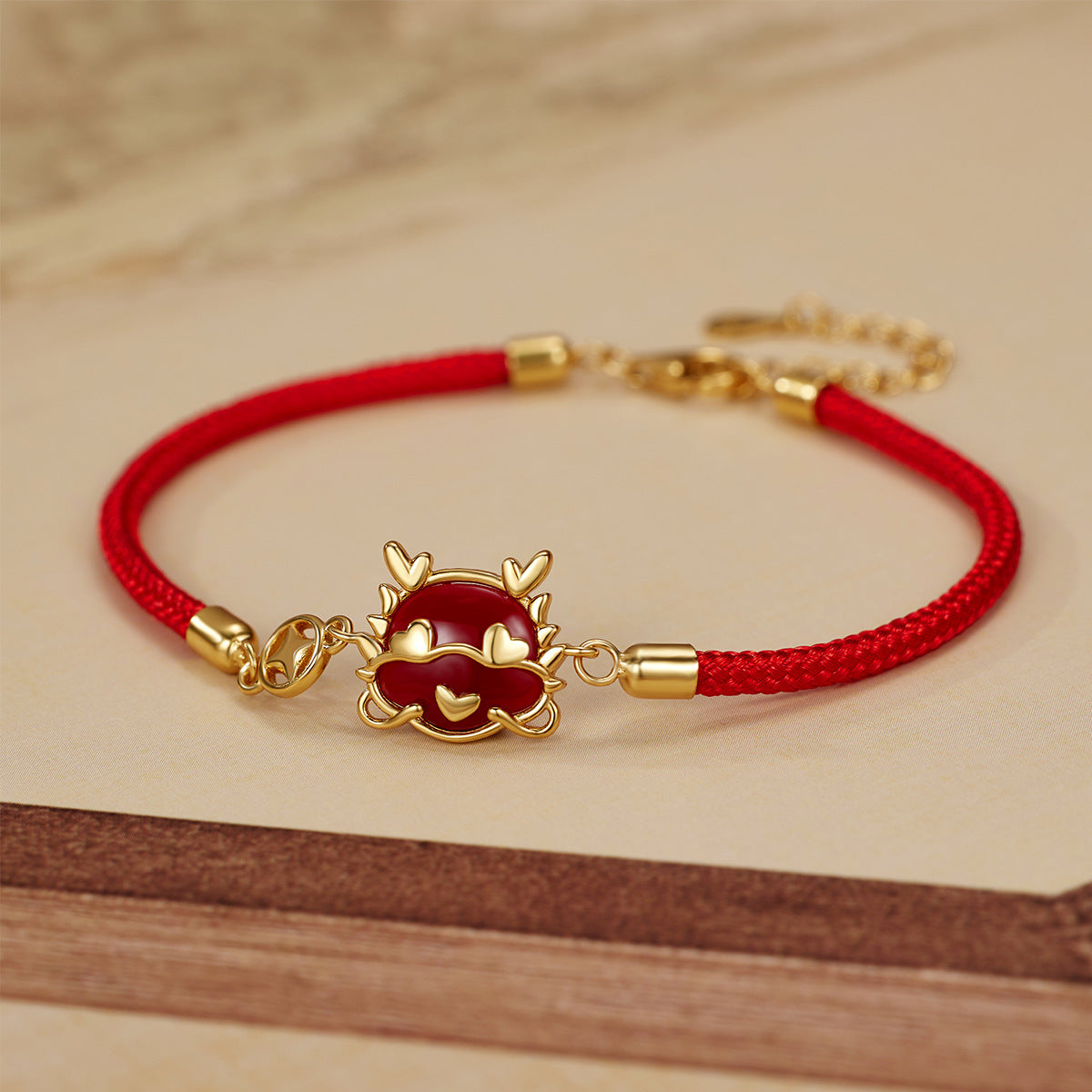 Damen Armband mit kunstvollem Anhänger und geflochtenem Design Shop Nory