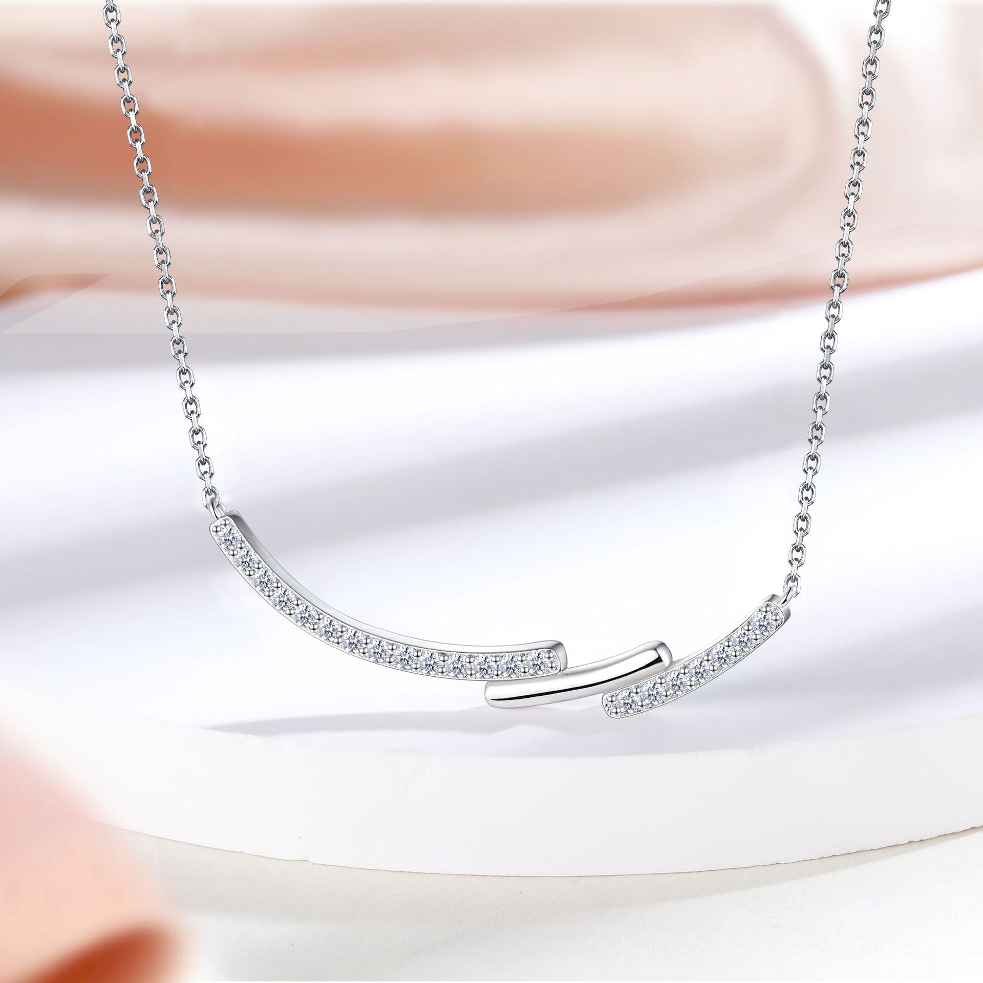 Damen Halskette mit modernem geschwungenem Design und funkelnden Kristallakzenten Shop Nory