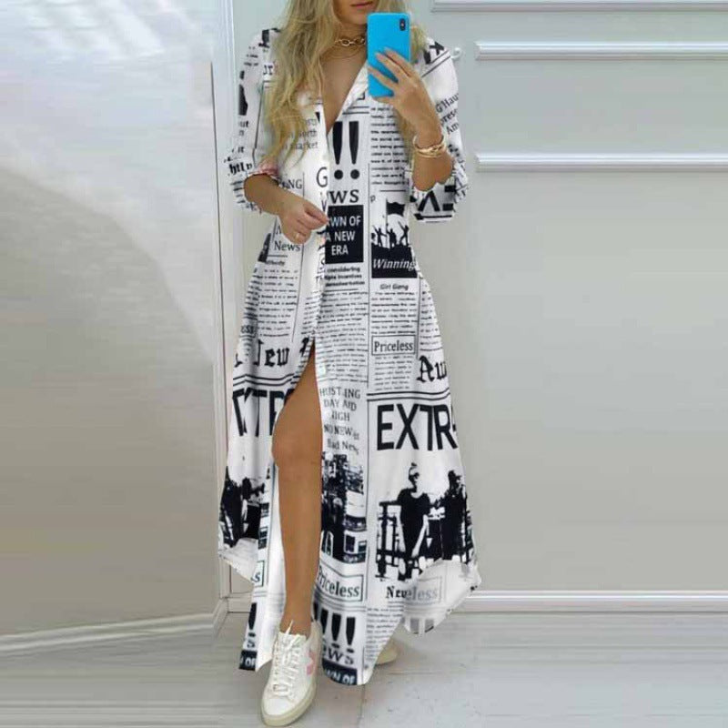 Damen Maxikleid mit Aufdruck im Zeitungslayout und seitlichem Schlitz