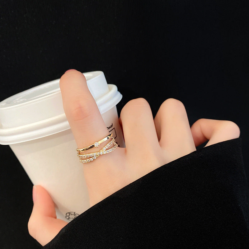 Damenring mit geschwungenem Design und funkelnden Zirkonia Shop Nory