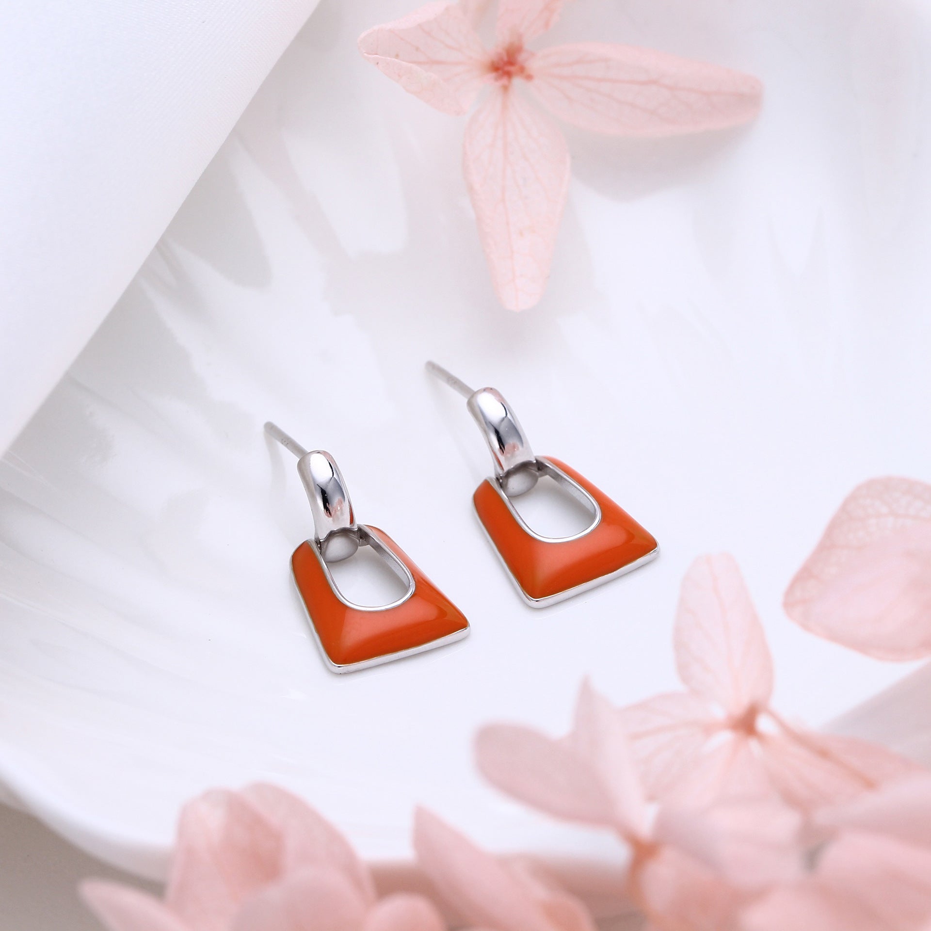 Damen Ohrhänger im modernen geometrischen Design mit goldfarbener Oberfläche Shop Nory